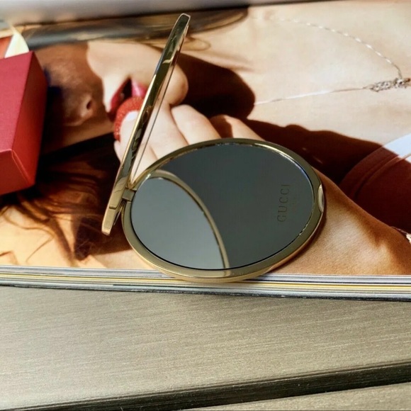🌟 New Compact Gucci Mirror and Lil Book of Gucci - Picture 7 of 10